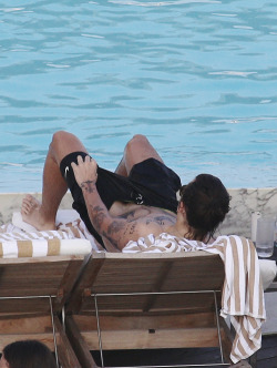 harrystylesdaily:  Harry Styles enjoys a relaxing afternoon by the Fasano Hotel pool - 5/08 [HQs] 