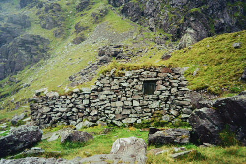 cabinporn:  Stone shelter on Carrauntoohil, the highest peak in Ireland. Contributed by Aksel Nichols. 