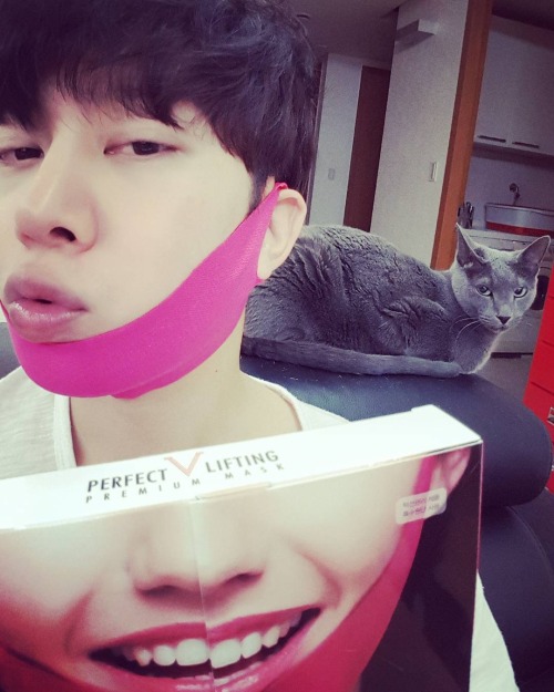 kimheenim: 컴백 준비!!아름다운 턱선을 위해!!희범 : 쯧쯧쯧.. 인간아&hellip;.#Avajar #Pinkmask #에이바자르trans: Preparing for o