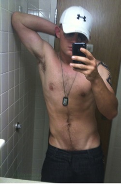 malearmpits:  realmenstink:  LICKABLE SOLDIER PITS !!!  HOW ABOUT EATABLE SOLDIER’S PITS, PLEASE?
