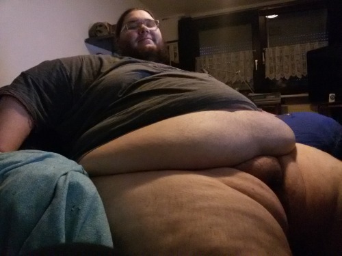 My girlfriend said i shoud show my current weight gain results. My biggest fat roll is getting massive!She needs your help to get me even bigger!