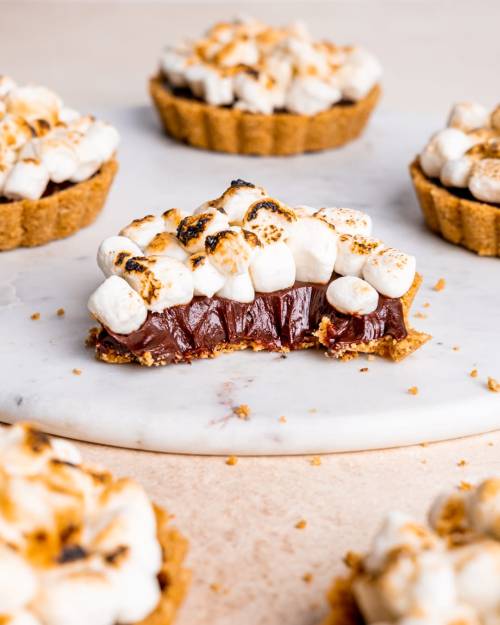 sweetoothgirl:    Mini Peanut Butter S'mores Tarts  