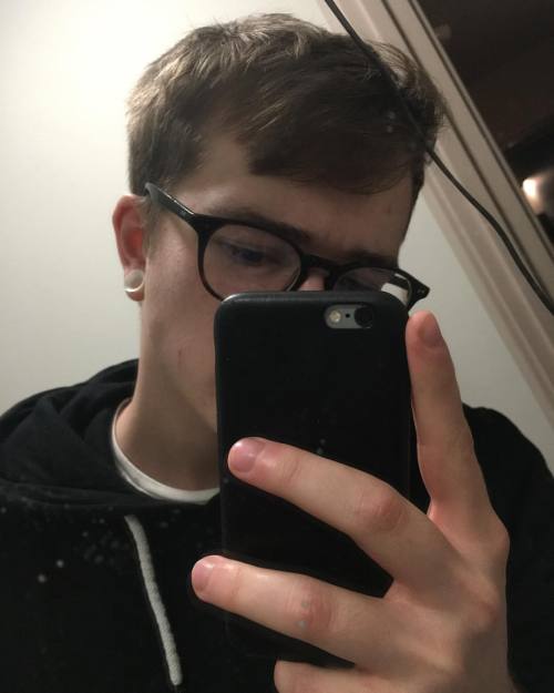 tylerjeromeh: *hides hideously bad skin with phone*