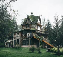 voiceofnature:SunRay Kelley and some of his structures, photographed by Fursty