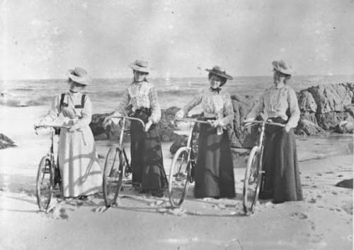   Women  on a beach in New South Wales, 1900  http://www.littlethings.com/bizarre-blast-past-vintage-beach-photos-absolutely-hilarious/