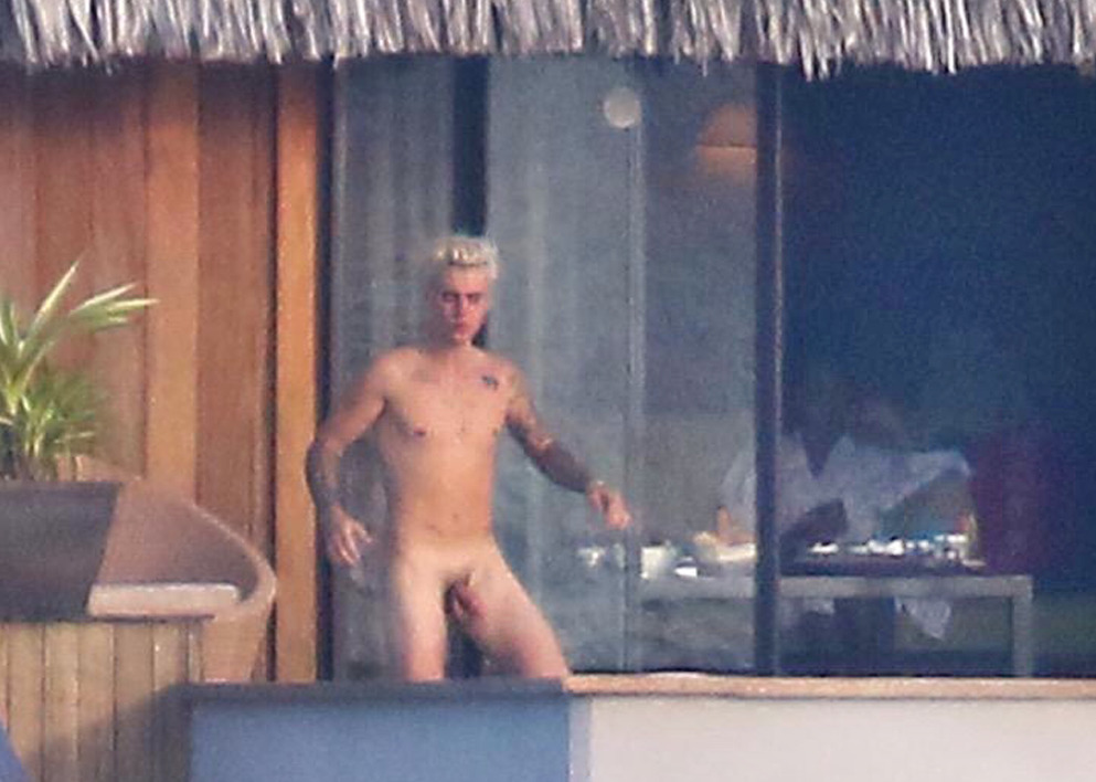 alekzmx:  Justin Bieber caught naked… but this time like for real, totally naked!