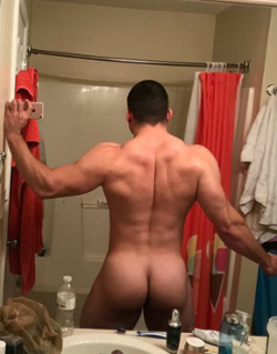 adictoalosculones:  Pinche culototototote delicioso de James (big ass James)😲😳😍😈🍑👅🍆💦