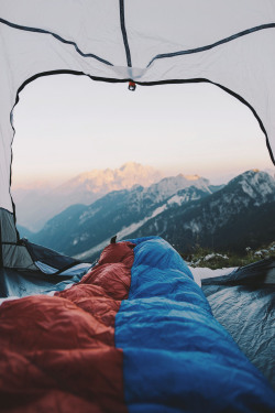 e-jheman:  captvinvanity:   Alex Strohl | Alternative Living Book   Is this garnet on vacations. 