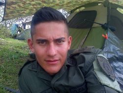 Vergascolombianas:  Un Policia Retirado Hetero Y Muy Homofobico El Cabron Soltó