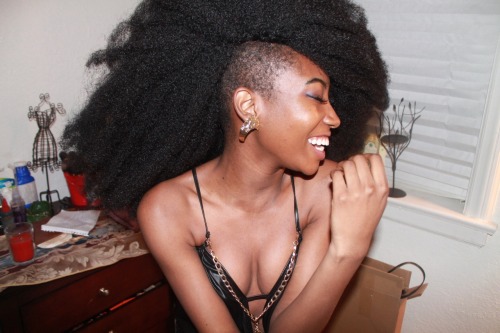 seductivelie:My lovely dolledupjay did some crochet braids on this head of mine. 😁