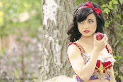 fawkew:  fairytalemood: &ldquo;Snow White&rdquo; by Tra’Van Cooper            I would be the sweet naughty version of snow white