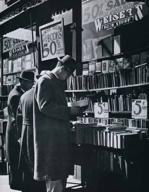 fewthistle:Weiser’s Book Store. 4th Avenue, New York City. 1940s.Photographer: Andreas Feininger