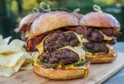 food-porn-diary:  Juicy Bacon Double Chesseburger