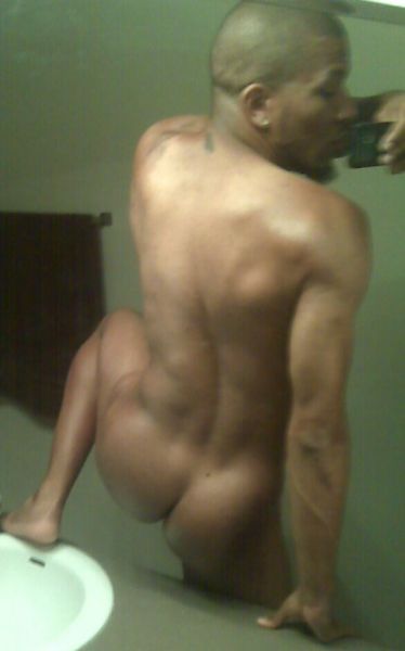 leyparis:  iwouldlove2haveaboyfriend:  goodbussy:  This nigga stay on a4a…..holla