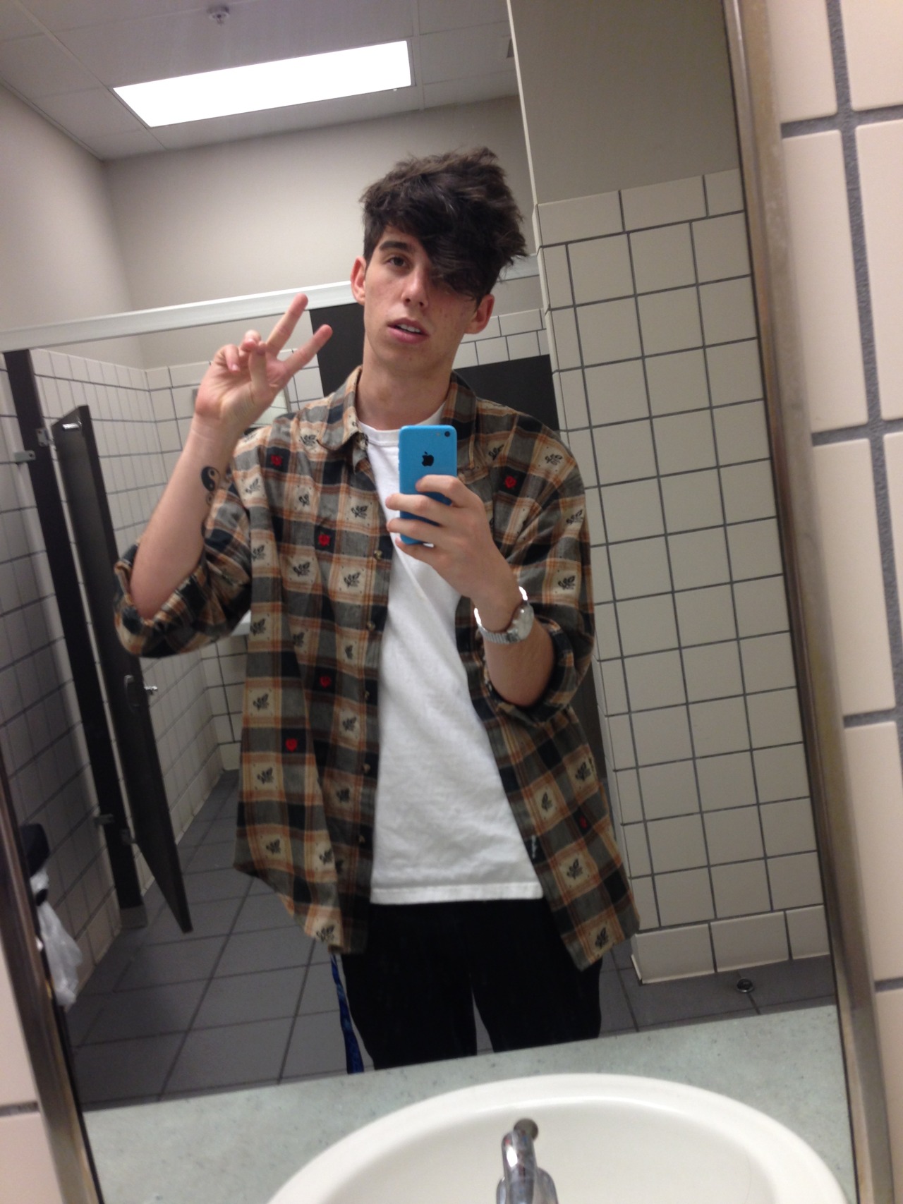 kid-with-a-trident:  at least i didnt look bad all of 2014 6 selfies 