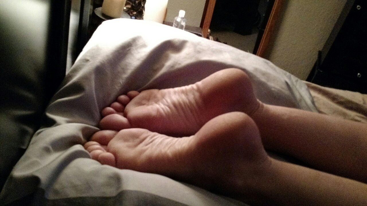 footgoddessfaith:  A nice relaxed foot pic for firstofthelastcalls hope this helps