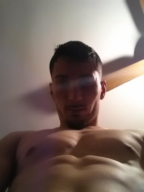 chicosxxxpuestos:  Jovani, zacatecano de verga rica que que radica en Illinois  Tú también mándanos tus aportes al correo xboytmblr@hotmail.com y al KIK ChicosXXXtremos  Wisconsin here 