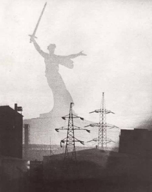 powojennymodernizm:Motherland Calls, (1970), near Mamayev Kurgan, Volgograd,by Yevgeny Vuchetic