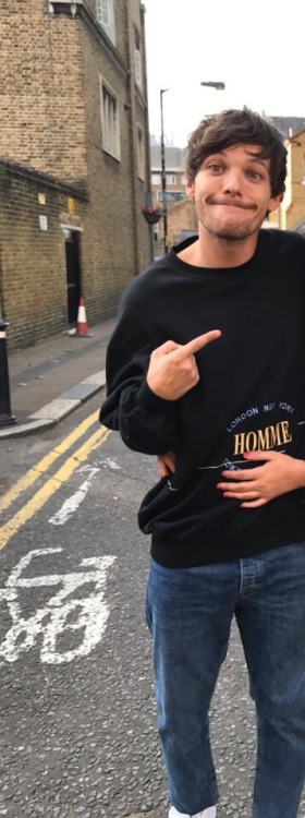 strangenewfriends:Louis in London July 19 2017 (x)