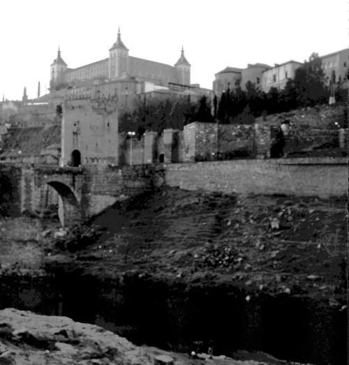 Puente Alcántara sobre el río Tajo y Alcázar, Toledo, 1976.This photo is about my only clear memory 