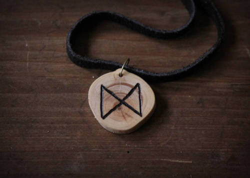 Wooden rune necklaces bearing the viking runes Dagaz, Jera, Eihwaz, Ehwaz, Nauthiz, Uruz and Gebo.Th