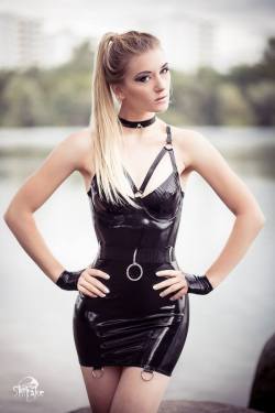 sizzlingwerewolftyrant22:  Free pics and videos… www.femdom-latex.com 