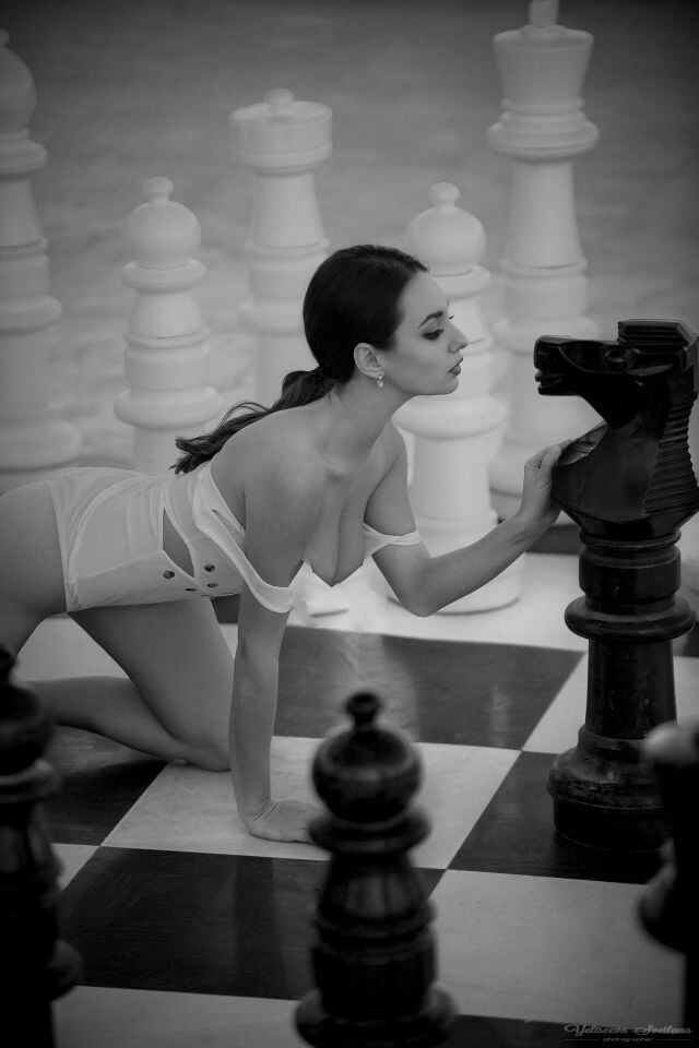 author-of-all-sins: mayhawk561:  Yes white QueenI am your Dark Knight  Always protect