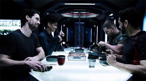 theexpanse:THEEXPANSE2x01 | 6x06
Family dinners on the Roci ❤️ #the expanse #the expanse spoilers  #i miss them already
