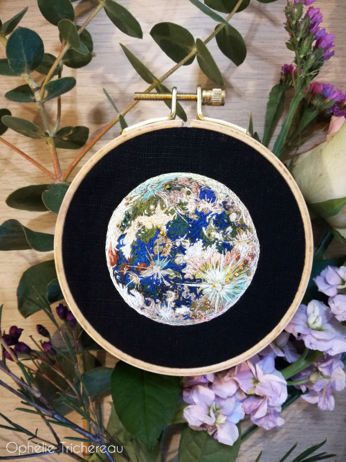 “The Moon”Unique piece.Hand embroidery.11.5cm in diameter.DMC embroidery threads, Swarovski crystal beads, 24k gold plated beads and glass beads on linen.This moon with beads was made for a custom order.It is part of an order of 3 terrestrial planets with beads.Thanks Devra ❤️https://www.etsy.com/fr/shop/OphelieTrichereauI do custom orders.#broderie #embroidery #moon #themoon #lune #lalune #planet #universe #space #solarsystem #systemesolaire #espace #astrology #astronomy #artwork #lunebrodée #moonembroidery #beadsembrodery #moonart #moonartwork #astronomyart #astronomyembroidery #ophelietrichereau #customorders #dmc #edinburghart #scotlandartist #handmade #spaceembroidery #solarsystemartwork 