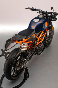 itsbrucemclaren:——–  GREAT BRIGHT. Mandrill Garage’s ‘Orange Shark’ KTM Racer  —–