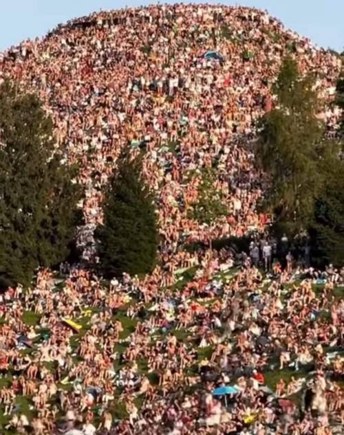 Taylor Swift Acknowledges The 50,000 Fans Sitting On The Hills Outside Of The Stadium At Tonight's Show