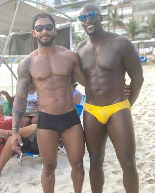 sticks-01:  menplez1:  charlibal:  Tall Chocolate Handsome Material  I luv me some tall dark chocolate!👅👅👅👅  Love Em!