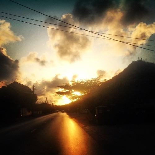 Of #sunsets and #roads #aruba #stacruzin #hooiberg (at Hooiberg, Aruba)