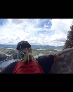 #guatape #pueblo #Colombia #elpenol #elpeñol #bigassrock almost to part 1 of the top there is a lower top and then a tippy tippy top top 😆  #Colombia #SouthAmerica #🇨🇴 #lost #lostnachos #lostnachos2017