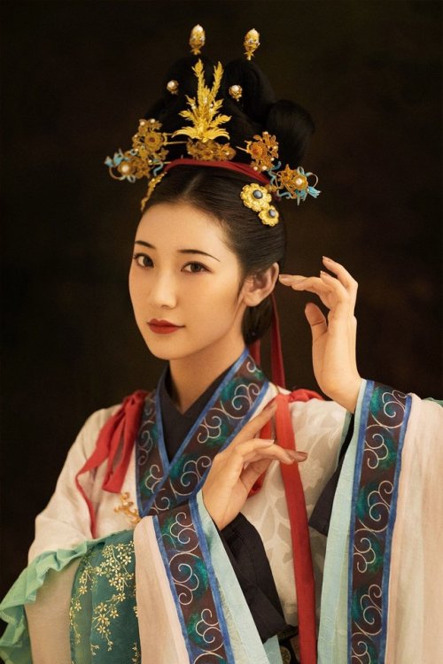 dressesofchina: Recreated costumes based on Yuan Dynasty murals 永乐宫壁画 photographer：@摄影师贾云龙 （路人贾摄影）mo