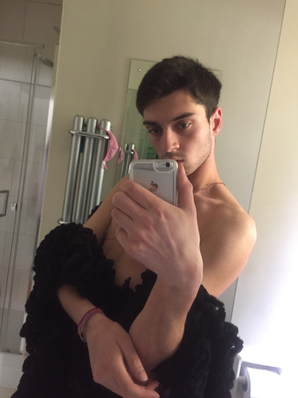 vaspour:  vaspour:Feelin myself I literally looked so good I deserve more attention