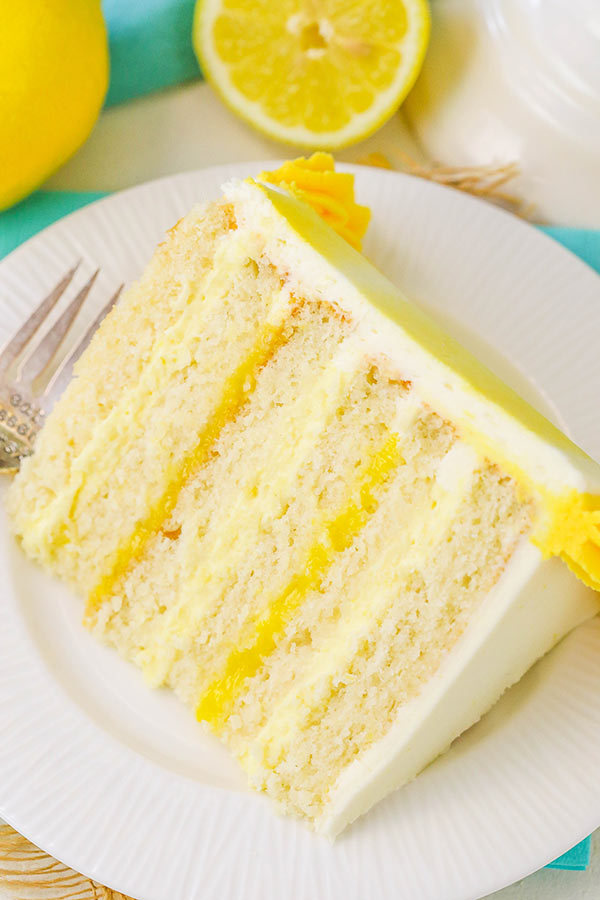 thefandomdropout:  sweetoothgirl:   LEMON CAKE WITH LEMON BAVARIAN CREAM 