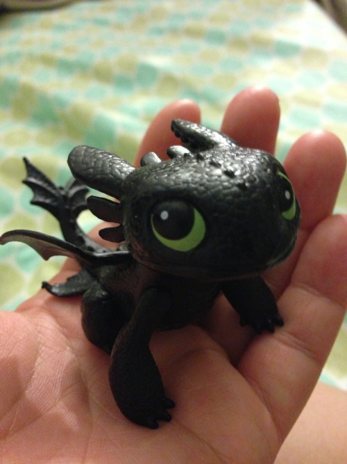 oxgall:  la-vie-en-plastique:  If this isn’t the cutest officially made figure of Toothless, I don’t know what is.  how do i get this 