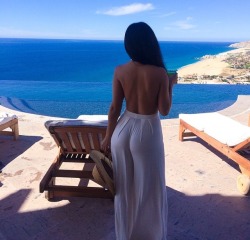 nelsonthegreat85:  If her booty don’t grab her sun dress….. shes not worthy