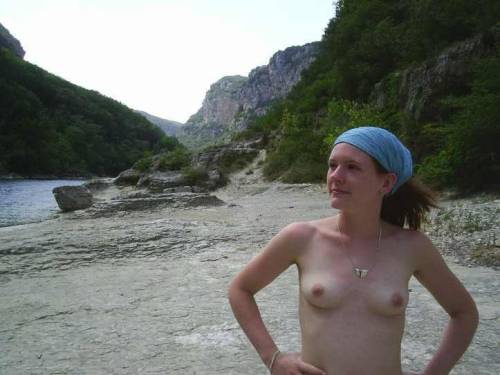 senderismonudista:Senderista nudista francesa