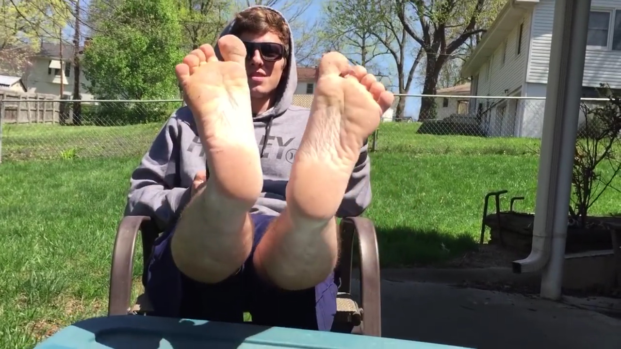 👱🏻‍♂️🦶🏼↖️