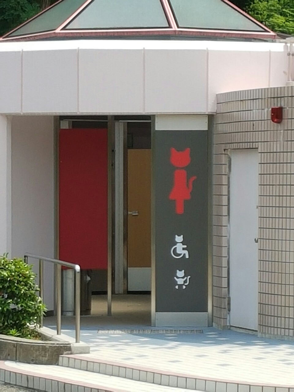 officialarcanines:  toilets for furries   Ah, the two true furry genders, wet floor