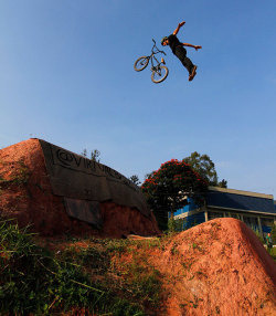 duasrodasquevoam:  Leandro Overall - Rock Solid - VIRTUAL BMX Brazilian BMXer on Caracas Trails http://www.virtualbmx.com.br/index2.asp?res=0&amp;pg=1