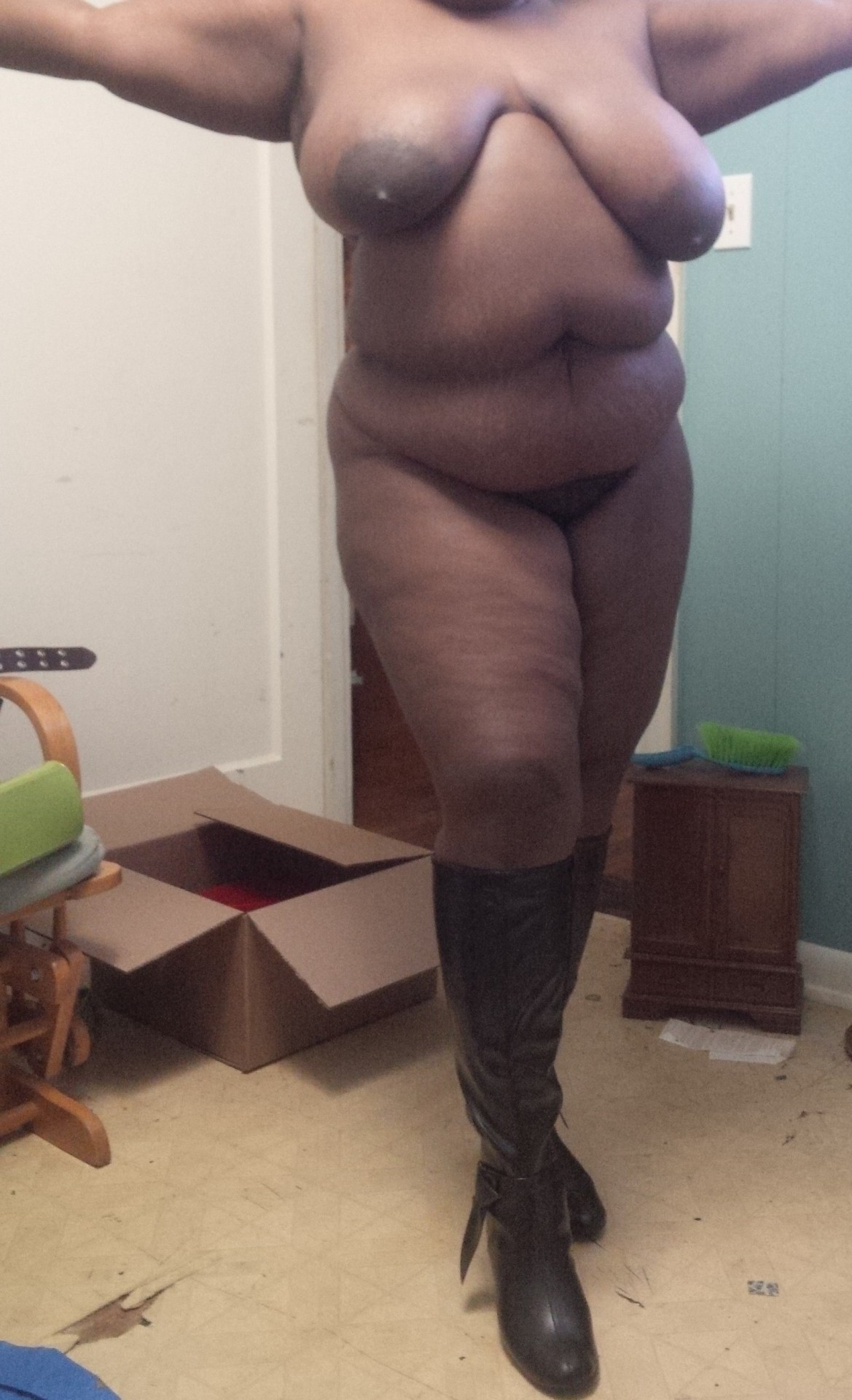 bellylover4life:  posing for the camera. Mmmmm belly
