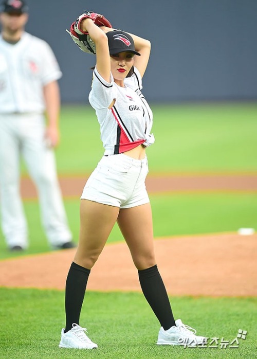 fuckyeahmamamoo: 160910 Hwasa @ 2016 KBO League ‘KIA vs KT’ Game