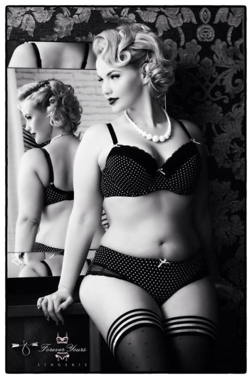 simplyblackandwhiteerotic:willy-butt-lover:Sexy babesGorgeous