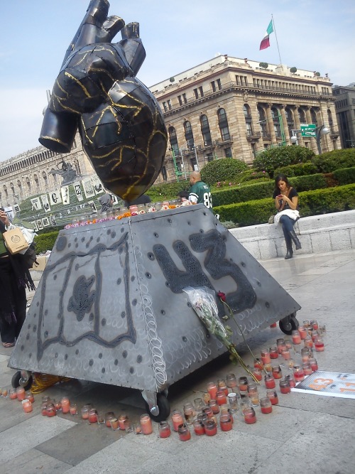 corazondeunmundoenfermo:  A más de dos meses de la desaparición-secuestro de 43 estudiantes normalistas de Ayotzinapa, Bellas Artes se llena de arte y rebeldía. Los seguimos esperando, los seguimos nombrando. Porque los desaparecidos nos faltan a todos.