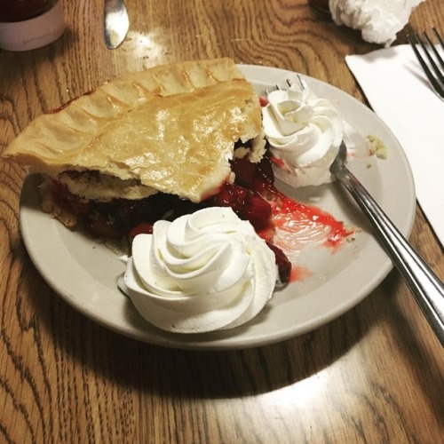 &ldquo;This must be where pies go when they die&rdquo; #twinpeaks #cherrypie (at Four'n 20 Restauran