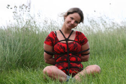 putmeinherplace:  If you have been following this blog for a while, you know my love of happy bondage picture. Here, I love the simple and sincere pleasure displayed by the model. The best part is precisely that you don’t see a model assuming a role,