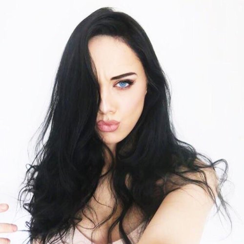 chelseawilson:  go to http://chelseawilson.tumblr.com/tagged/me to see my selfies and a bit more!   I would love to make a mess in side her